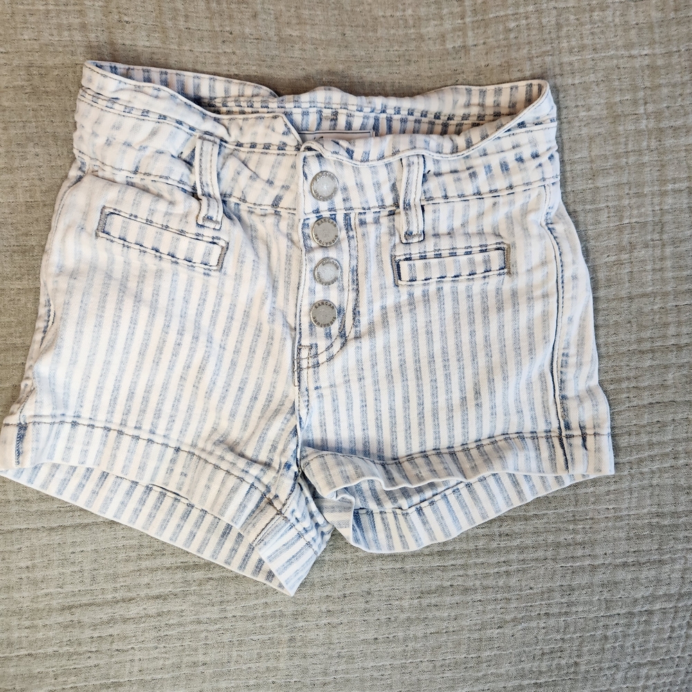 Kancan High-Rise slim fit size 10 Shorts light wash and snap fly vbkd1132